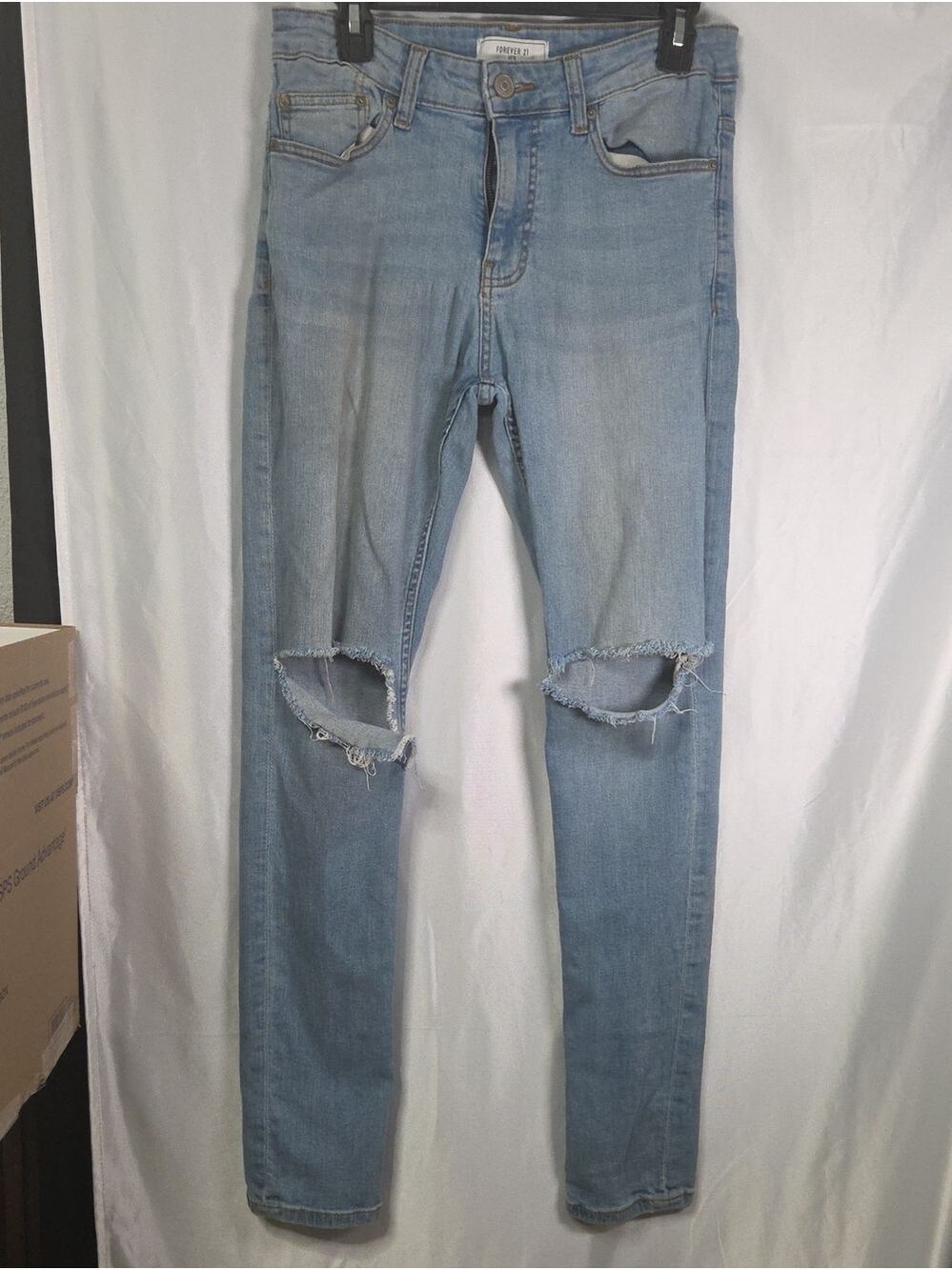 Forever 21 Light Blue Ripped Knee Skinny Jeans 31x32 (1794]
